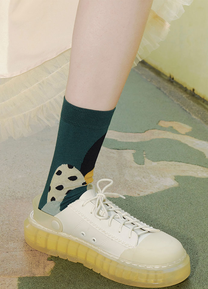 蒼綠疊丘不對稱設計中長襪